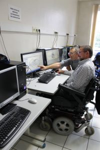 formation personne handicapee devant ecran ordinateur