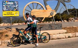 Axel Alletru et Aurélien Vauquelin sur leur vélo tandem électrique lors de la 21e étape du Tour de France