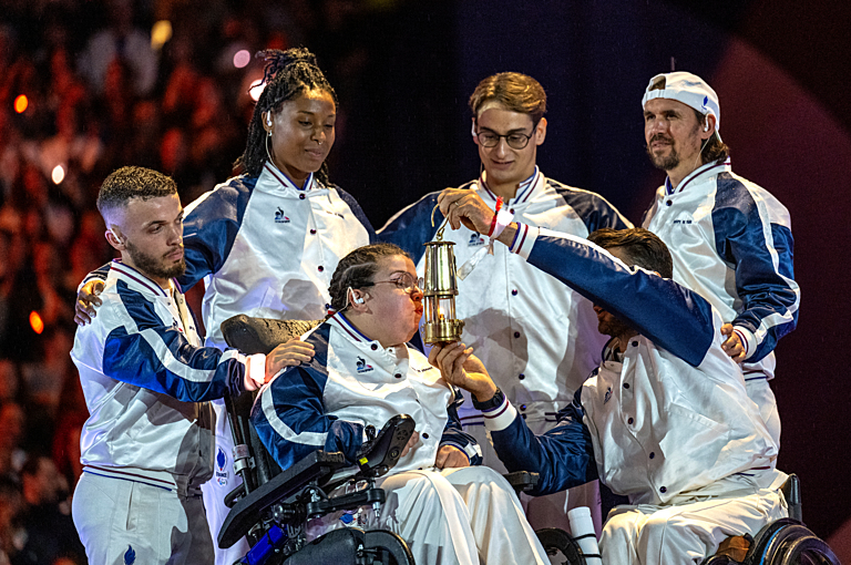 Aurélie Aubert flamme paralympique Paris 2024 cérémonie cloture